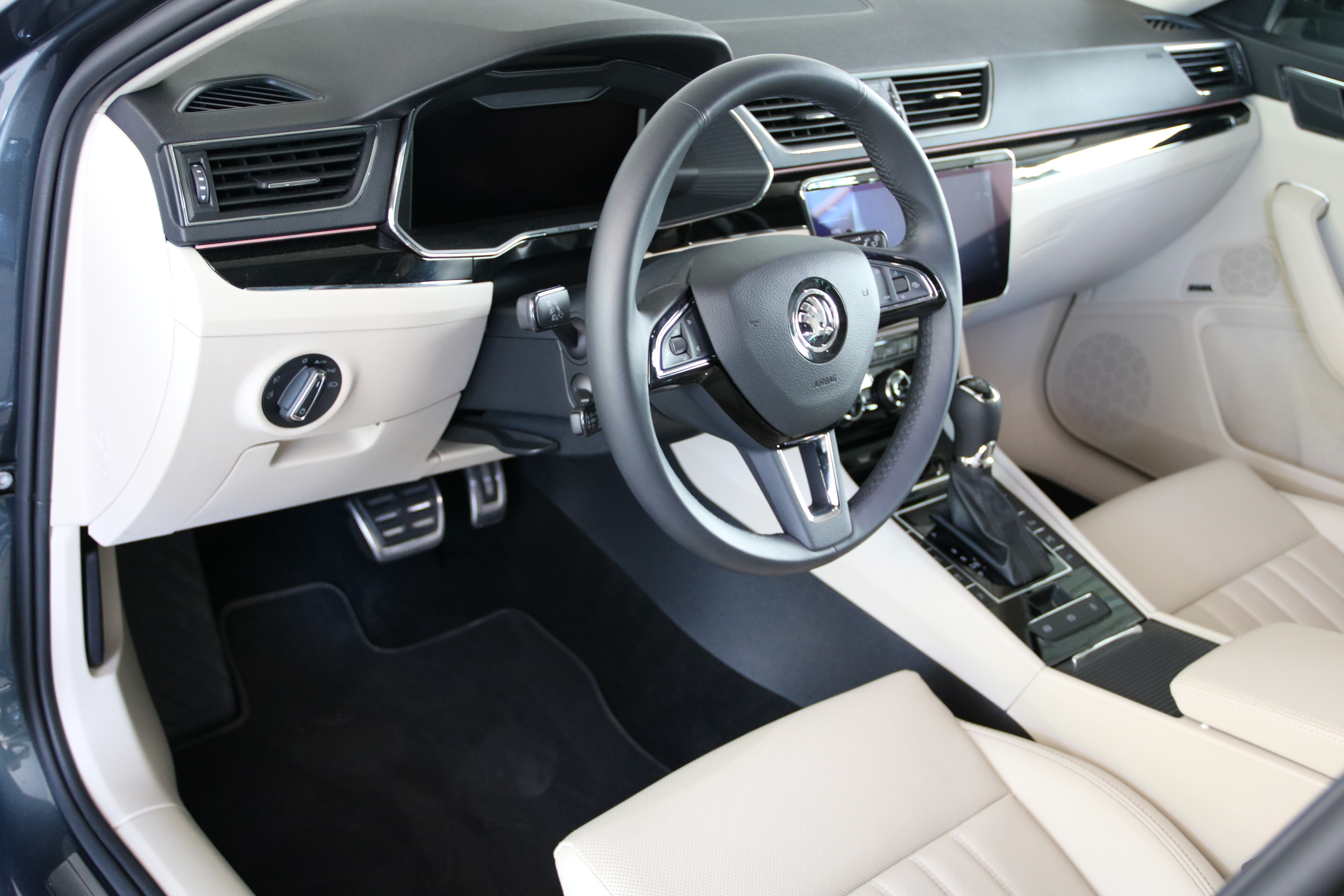 Skoda Superb Combi iV cab